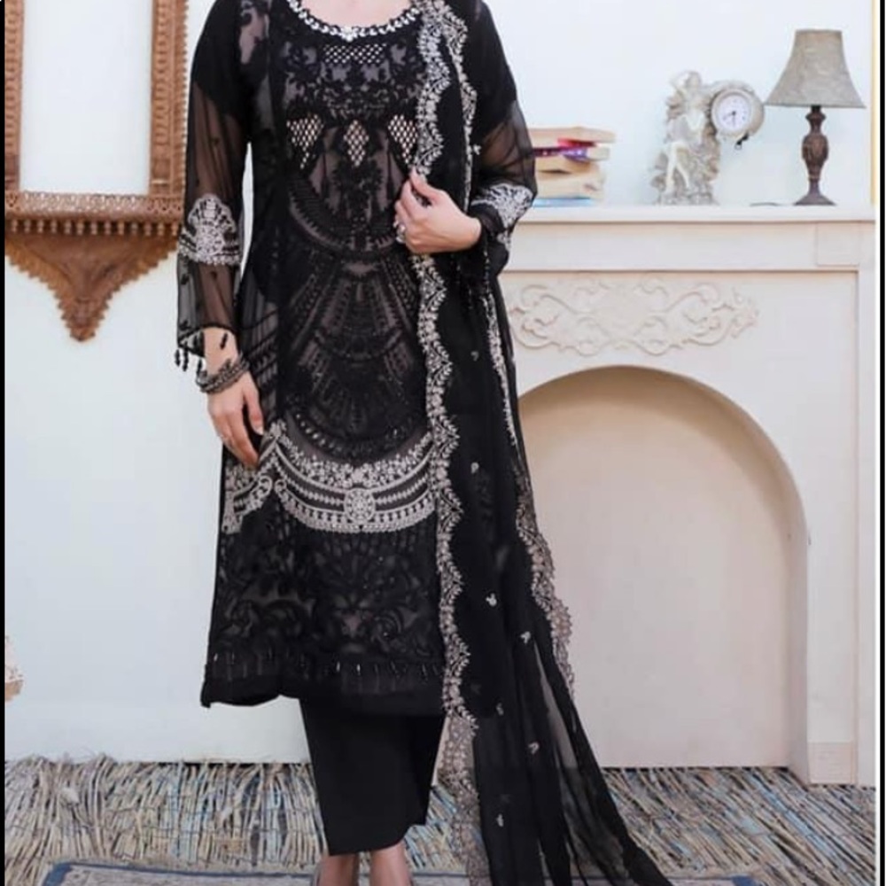Beautiful party wear, black dress. Size large